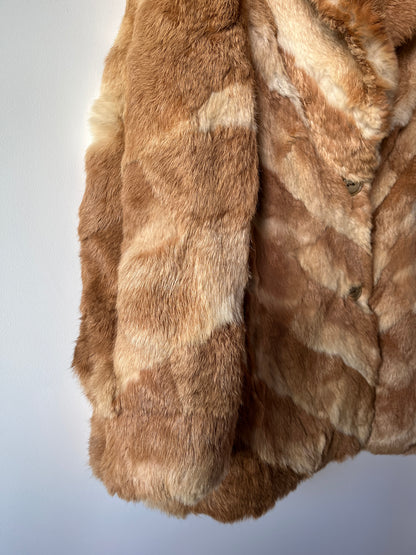 Manteau en fourrure rayé beige et blanc