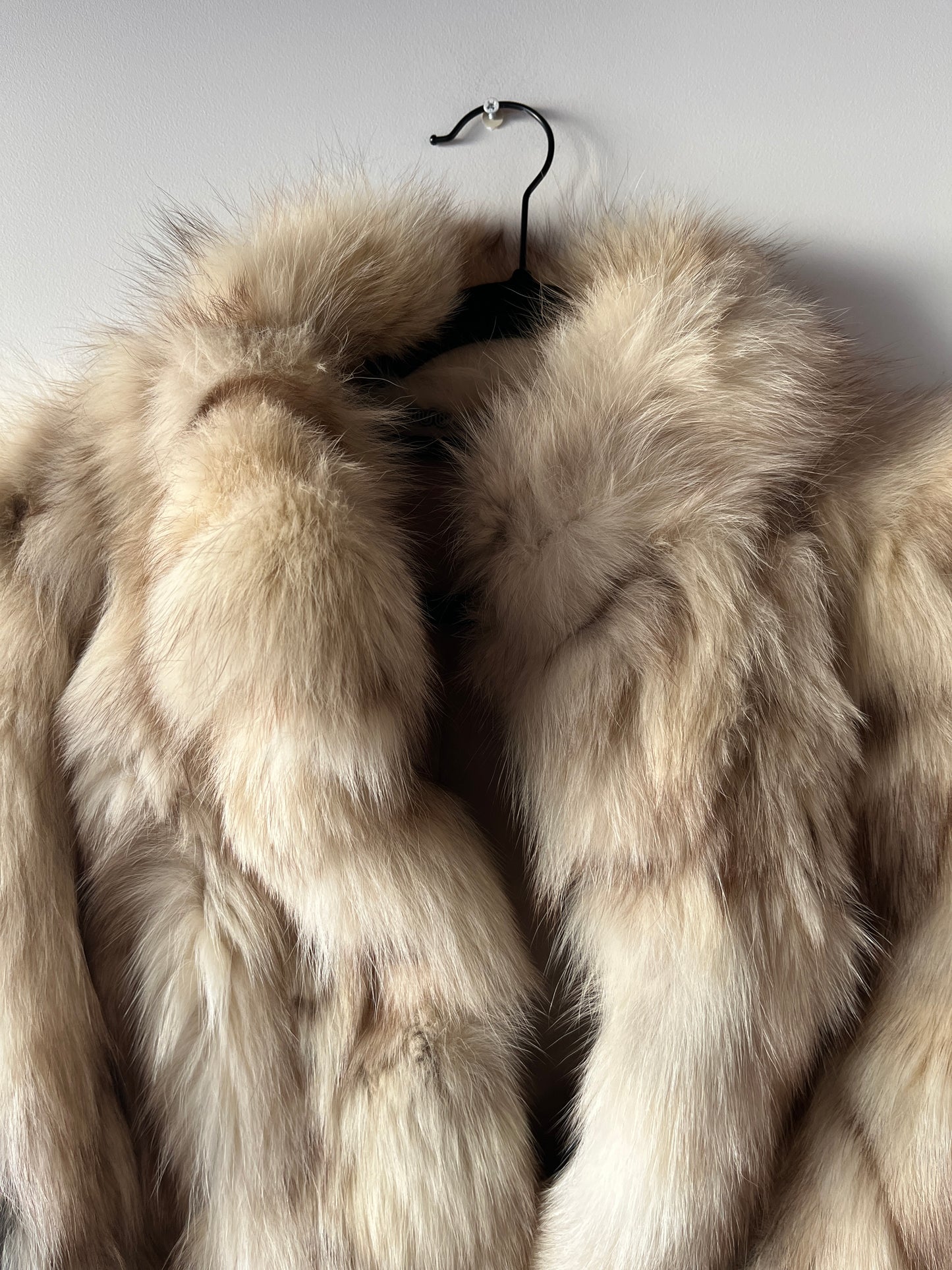 Veste en fourrure blanche et manches en cuir