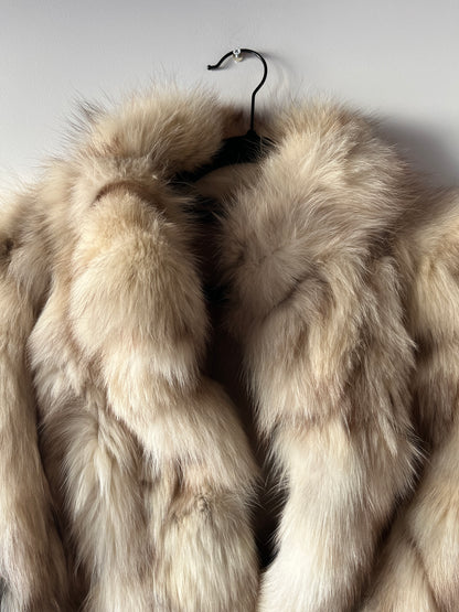 Veste en fourrure blanche et manches en cuir