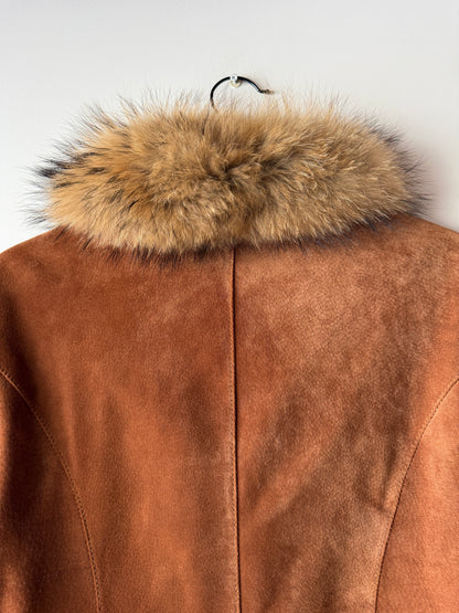 Veste en cuir marron avec bordures en fourrure beige