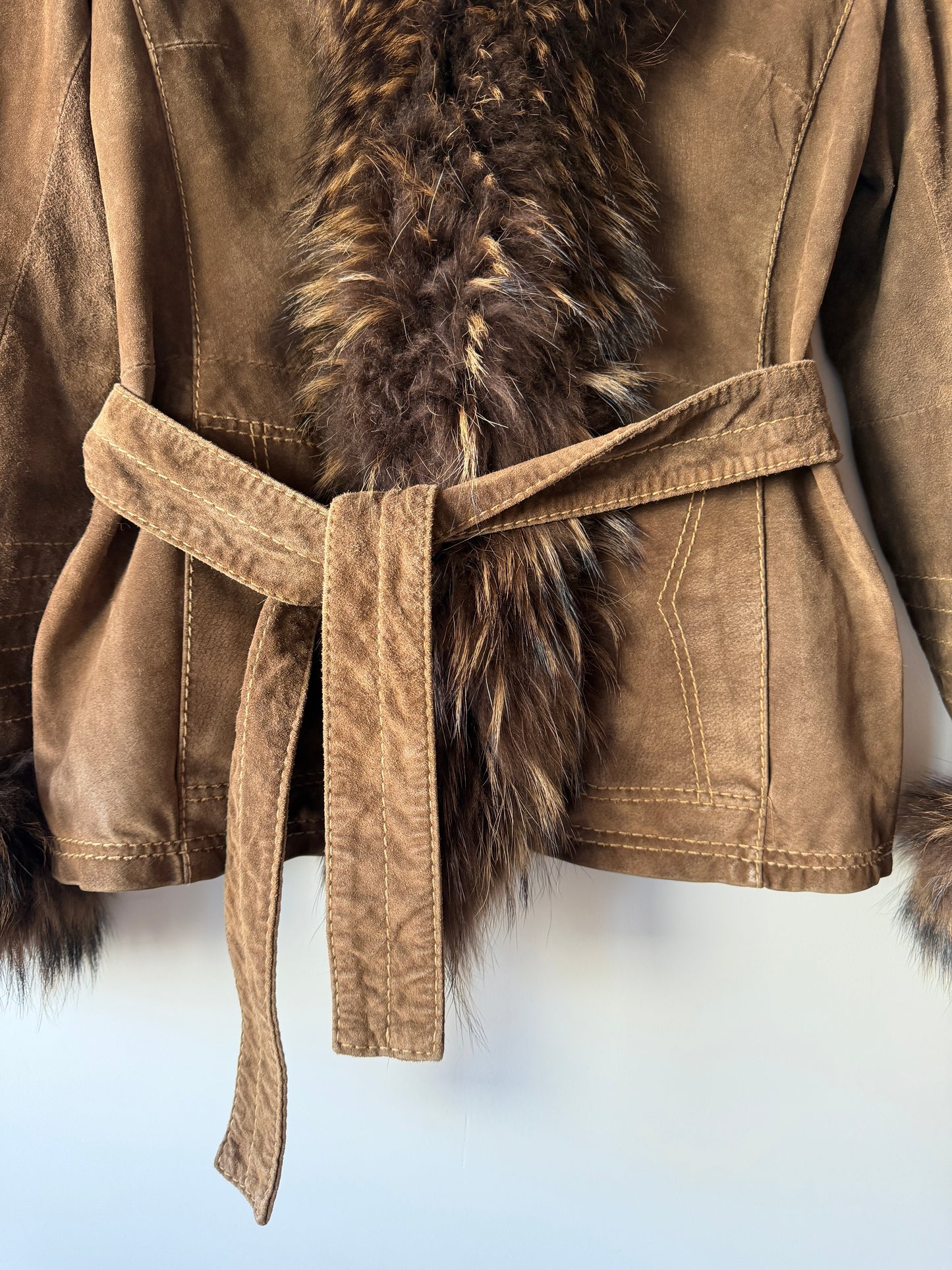 Veste en cuir marron avec bordures en fourrure