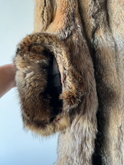 Manteau en fourrure grise, fauve et beige