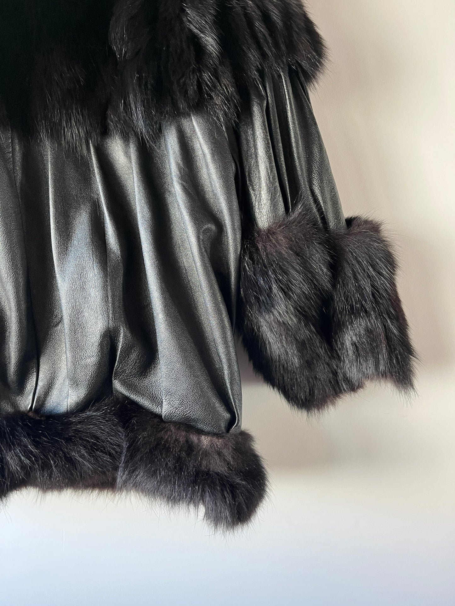 Veste en cuir et fourrure à manches chauve-souris