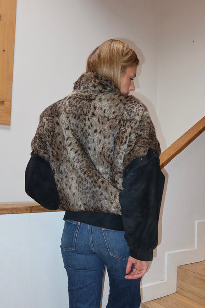 Veste en fourrure imprimée et cuir noir