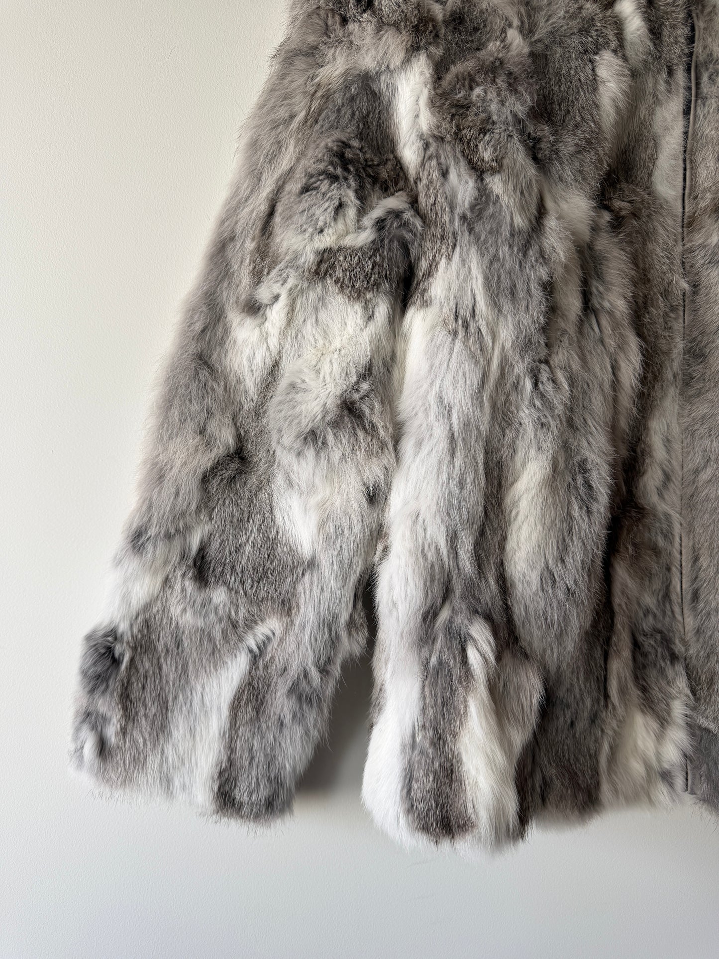 Veste en fourrure grise et blanche