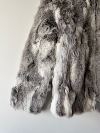 Veste en fourrure grise et blanche