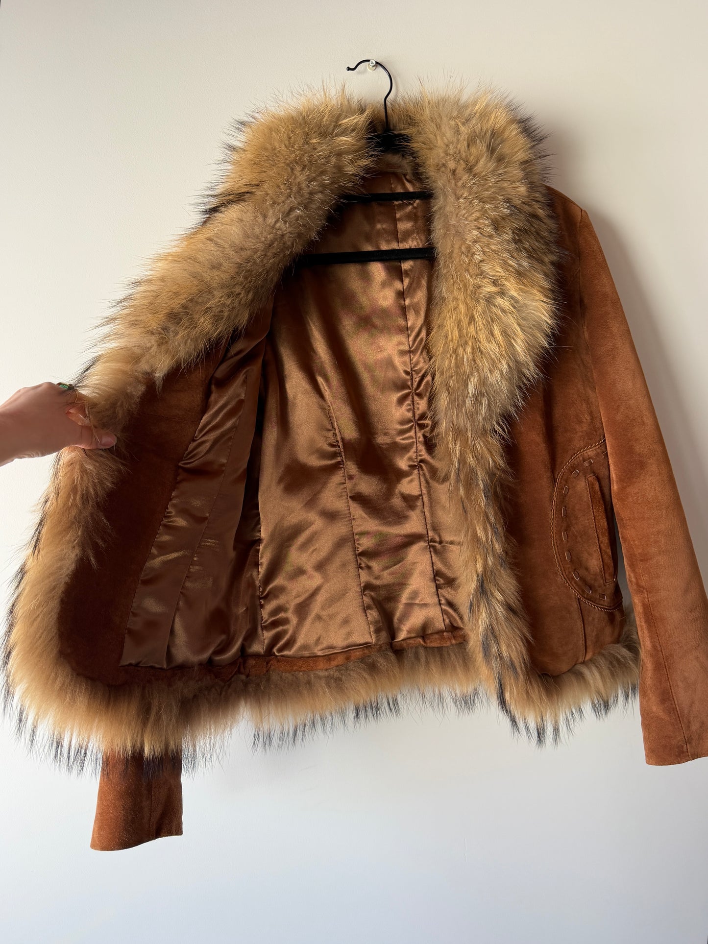 Veste en cuir marron avec bordures en fourrure beige
