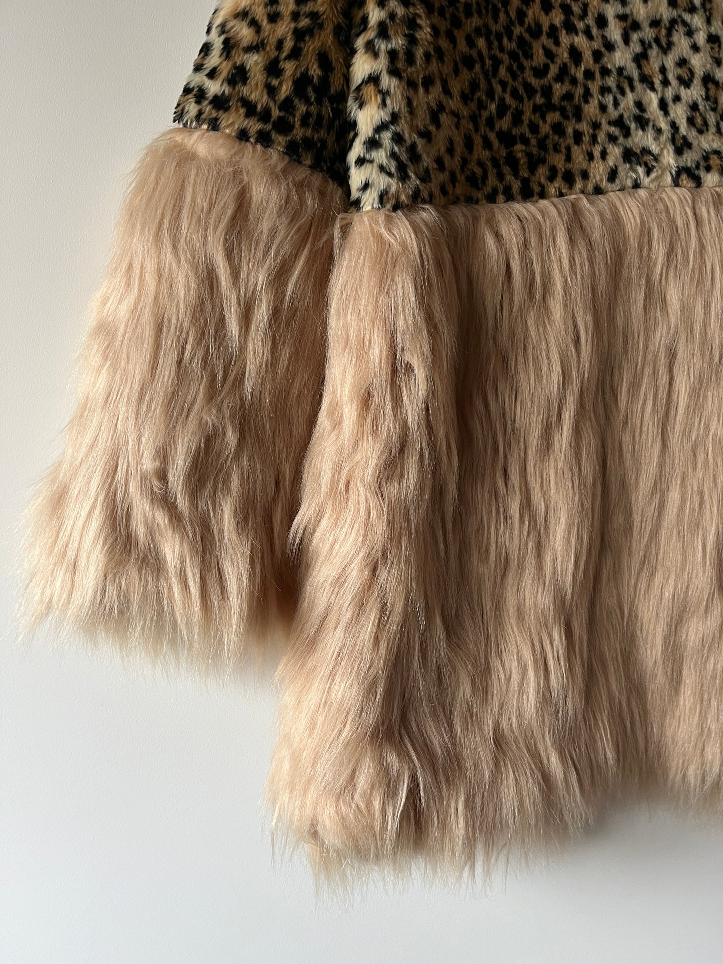 Veste bi-matière léopard brodé et fausse fourrure