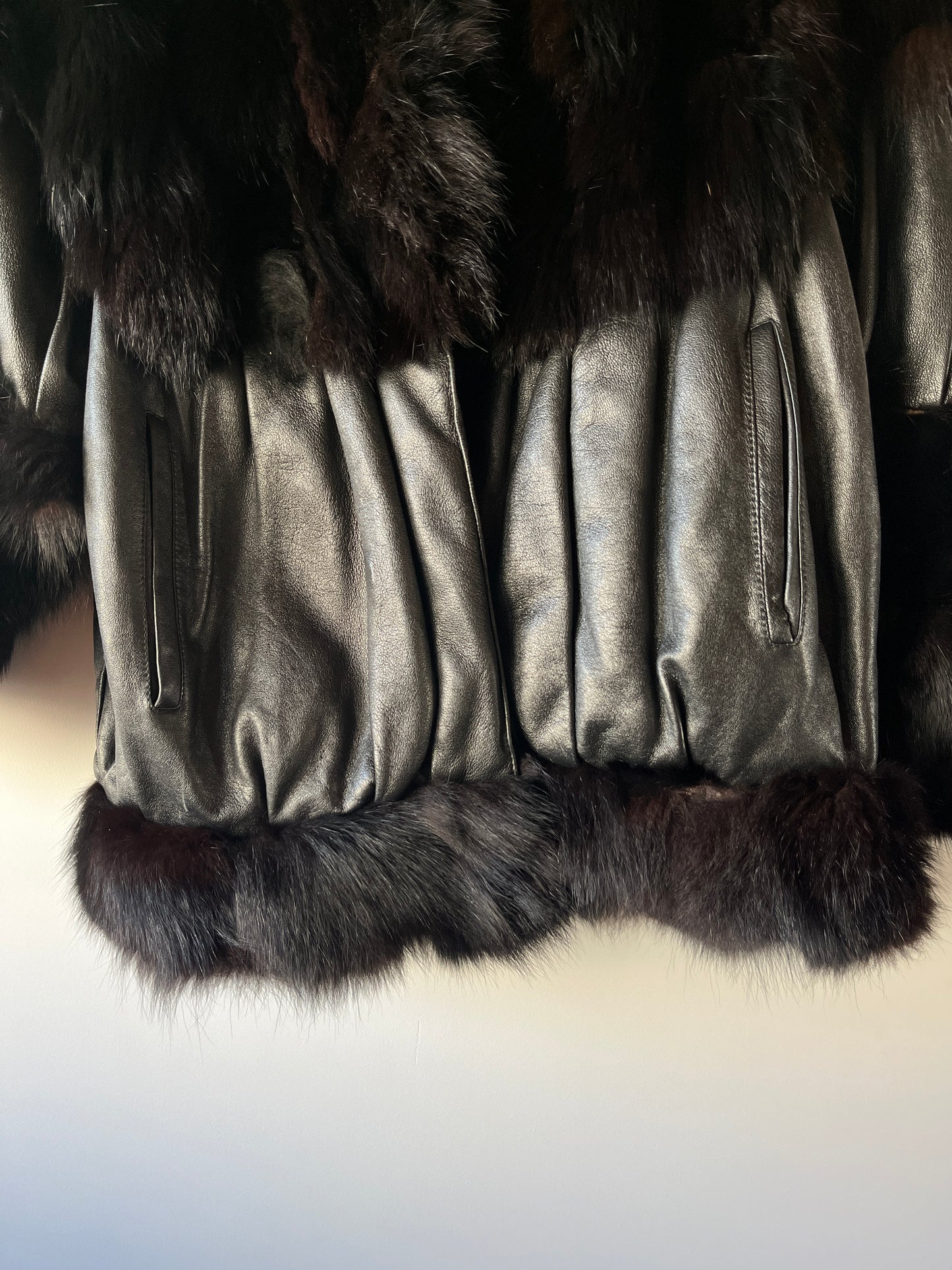 Veste en cuir et fourrure à manches chauve-souris