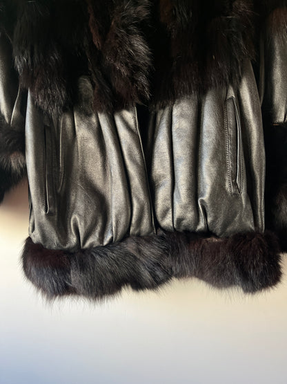 Veste en cuir et fourrure à manches chauve-souris