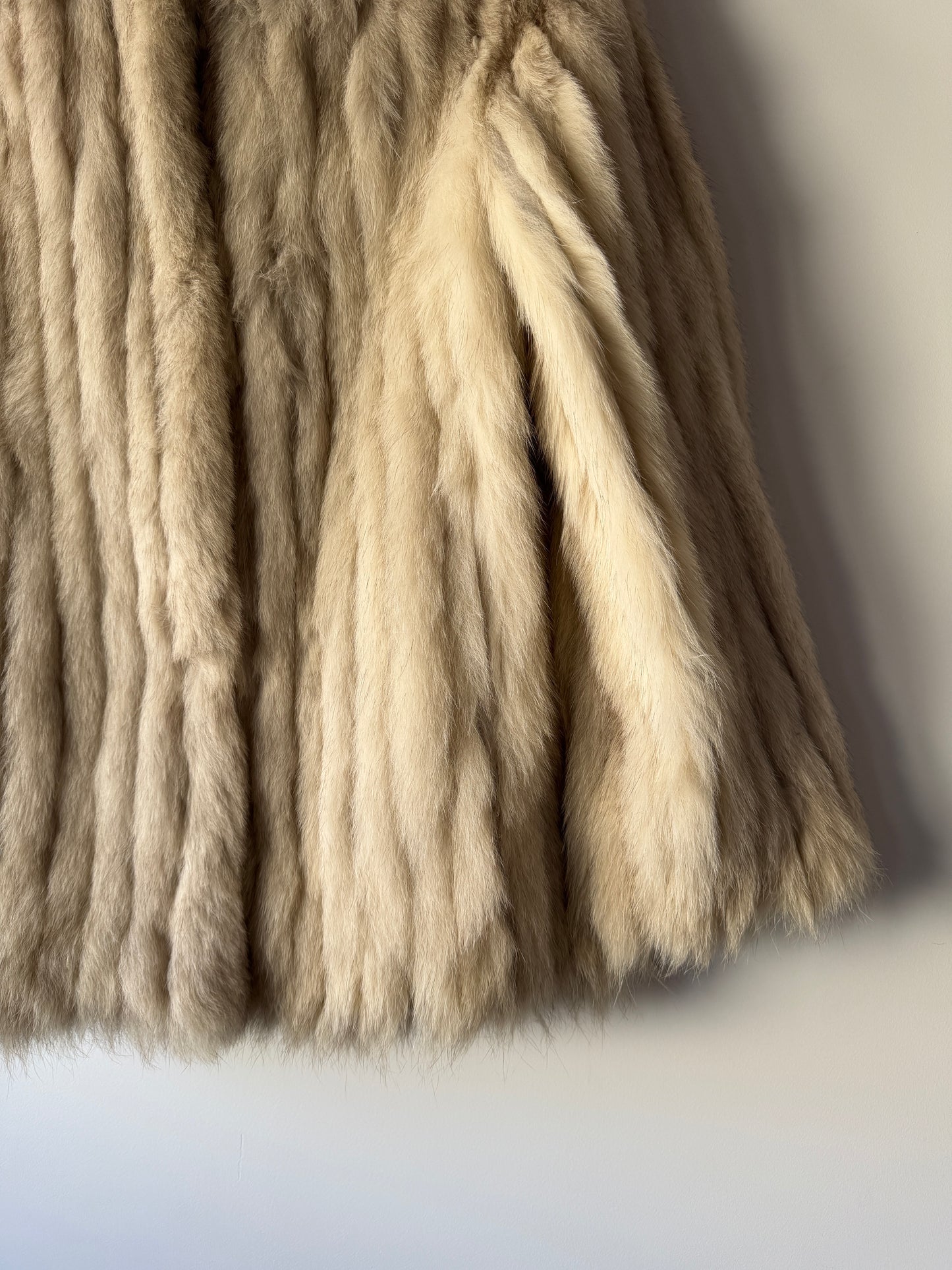 Manteau en fourrure galonné blanc