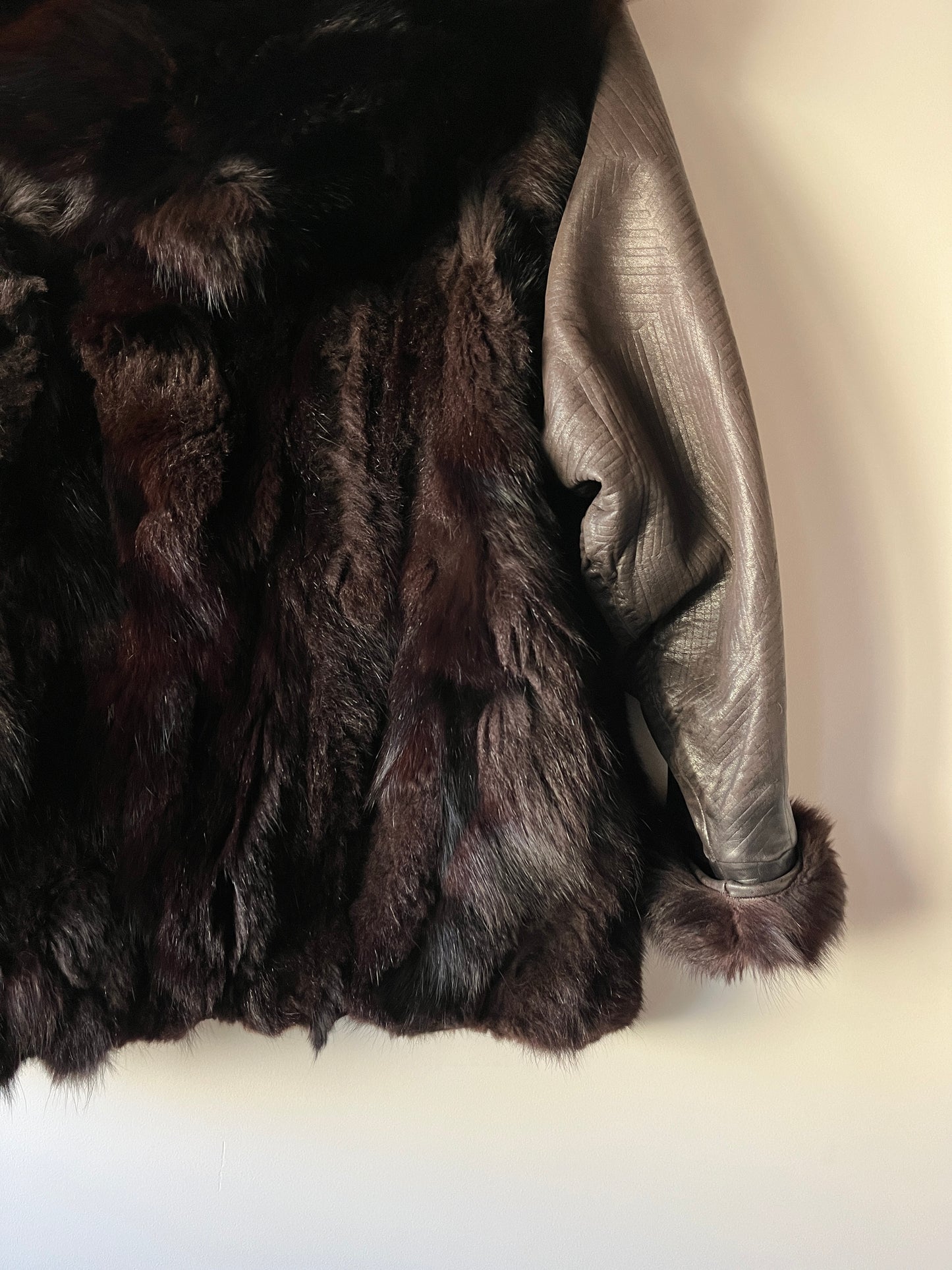 Veste en fourrure et cuir marron à capuche