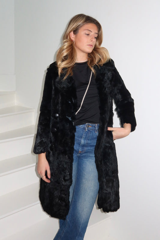 Manteau long noir en fourrure