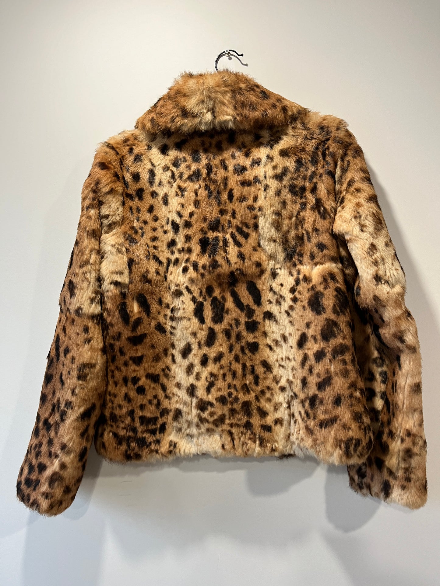 Veste en fourrure imprimée léopard