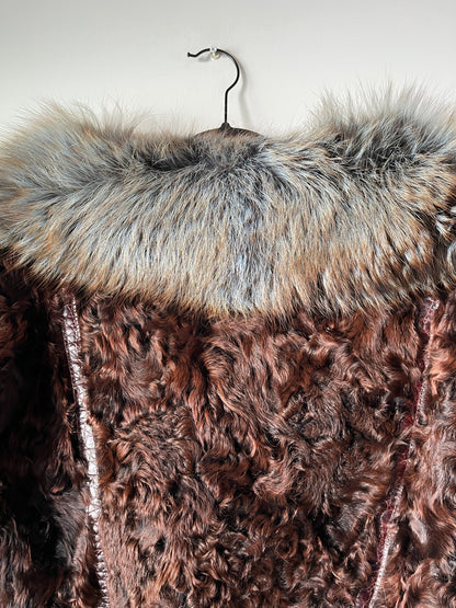 Veste en fourrure marron et col à reflets bleus