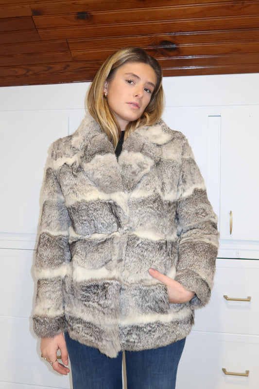 Manteau en fourrure gris et blanc