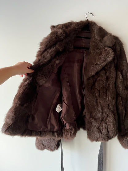 Manteau en fourrure marron ceinturé