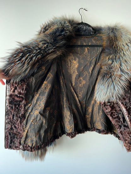 Veste en fourrure marron et col à reflets bleus