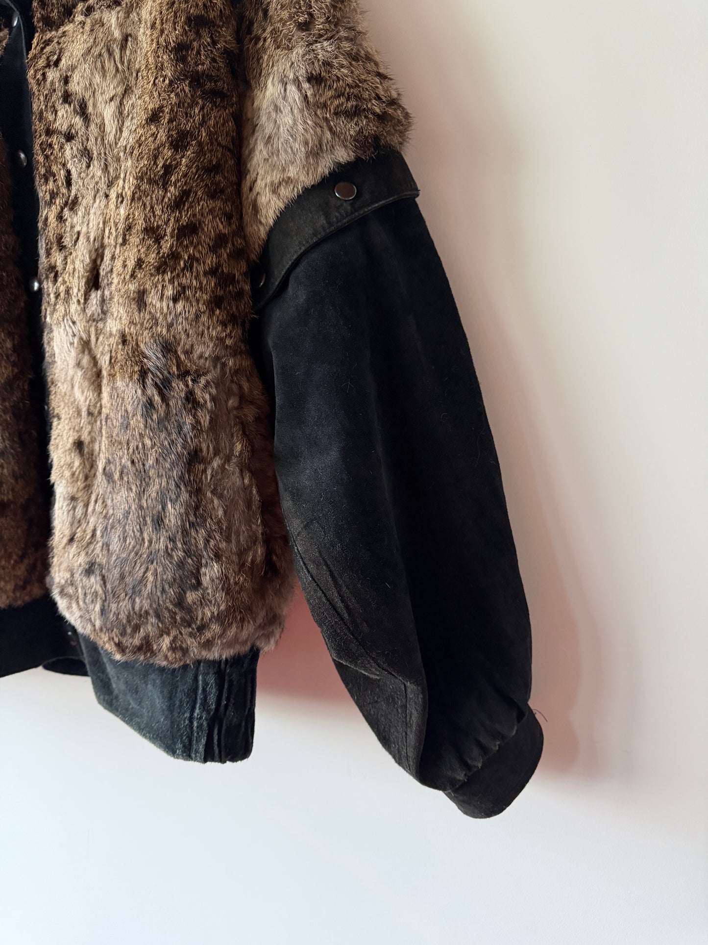 Veste en fourrure imprimée et cuir noir