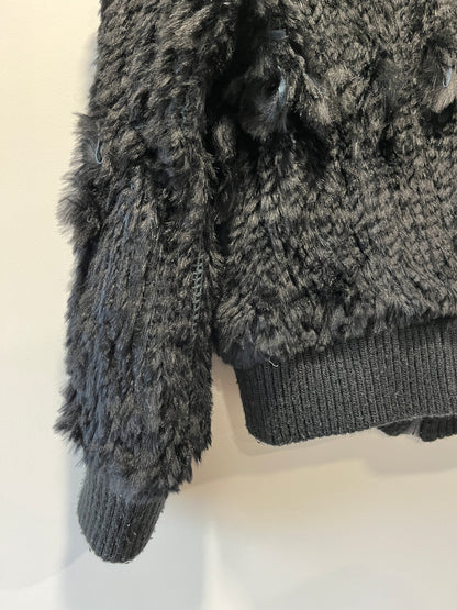 Veste en fourrure noire tressée