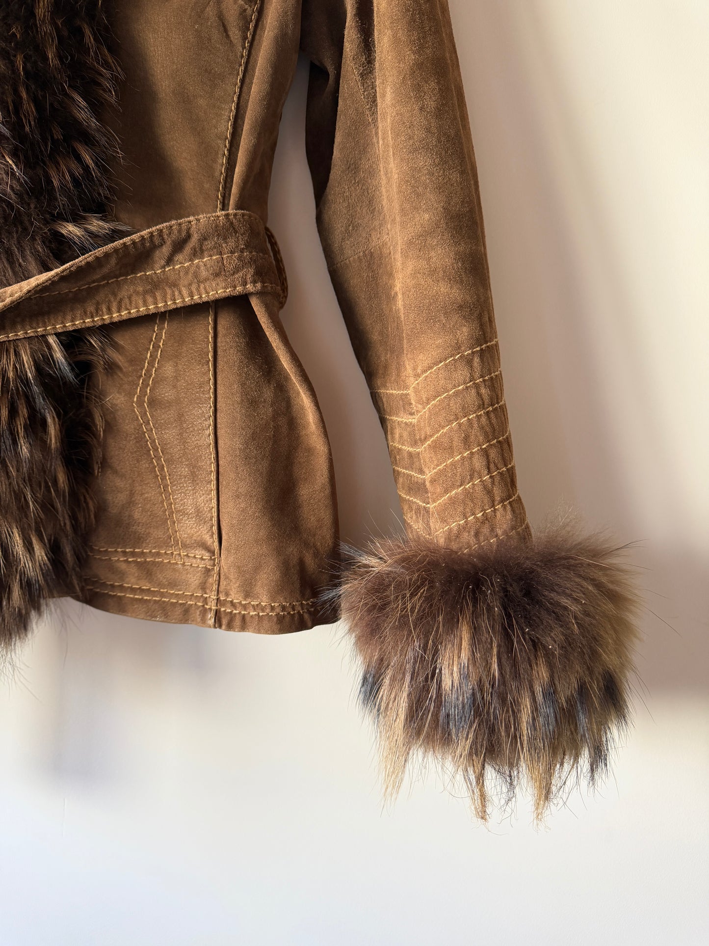 Veste en cuir marron avec bordures en fourrure