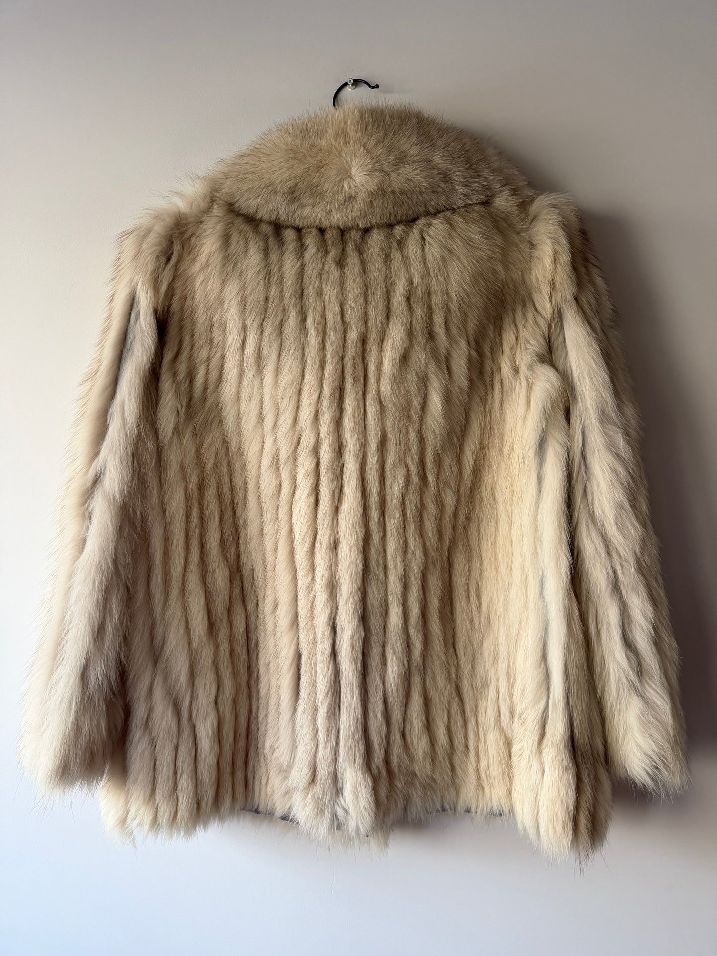 Manteau en fourrure galonné blanc