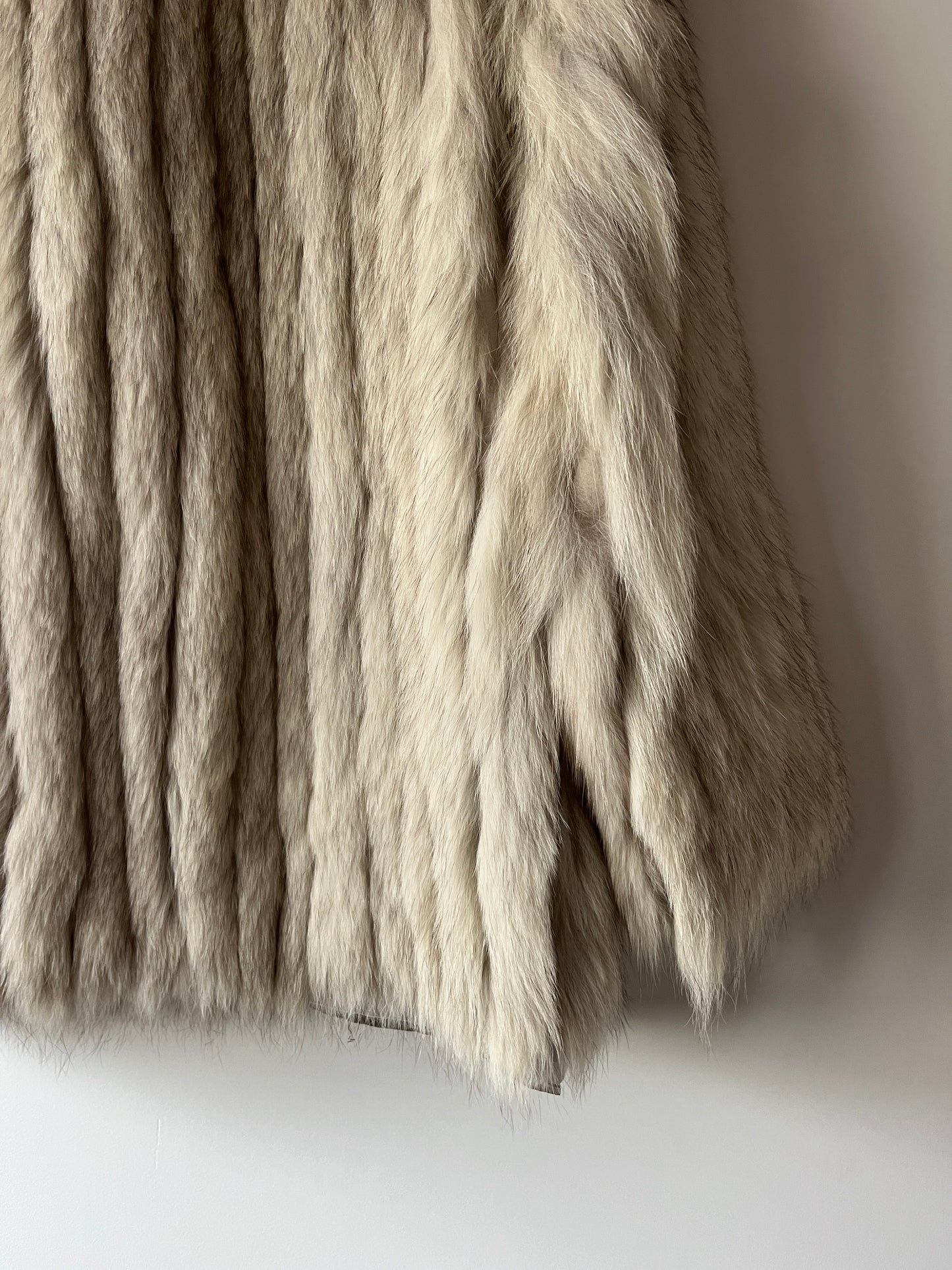Manteau en fourrure galonné blanc