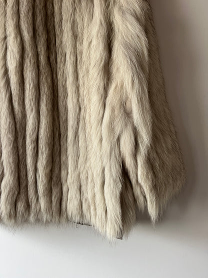 Manteau en fourrure galonné blanc
