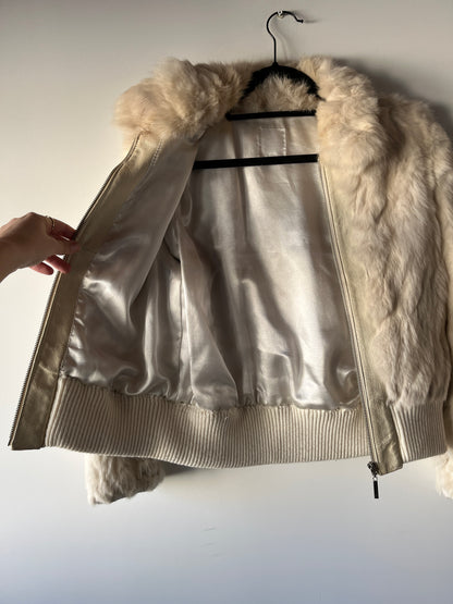 Veste courte en fourrure crème