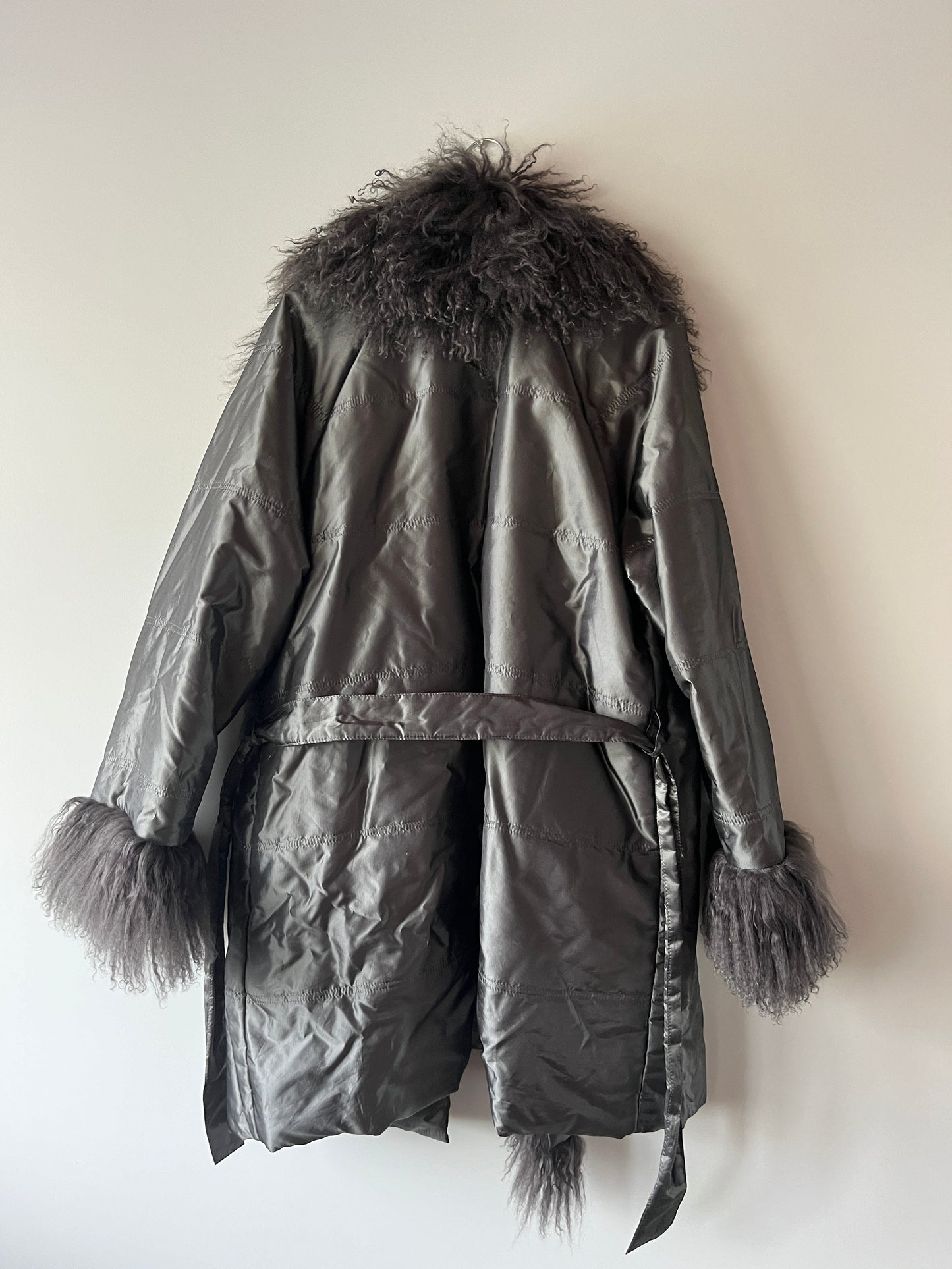 Manteau mi-long gris avec bordures en fourrure