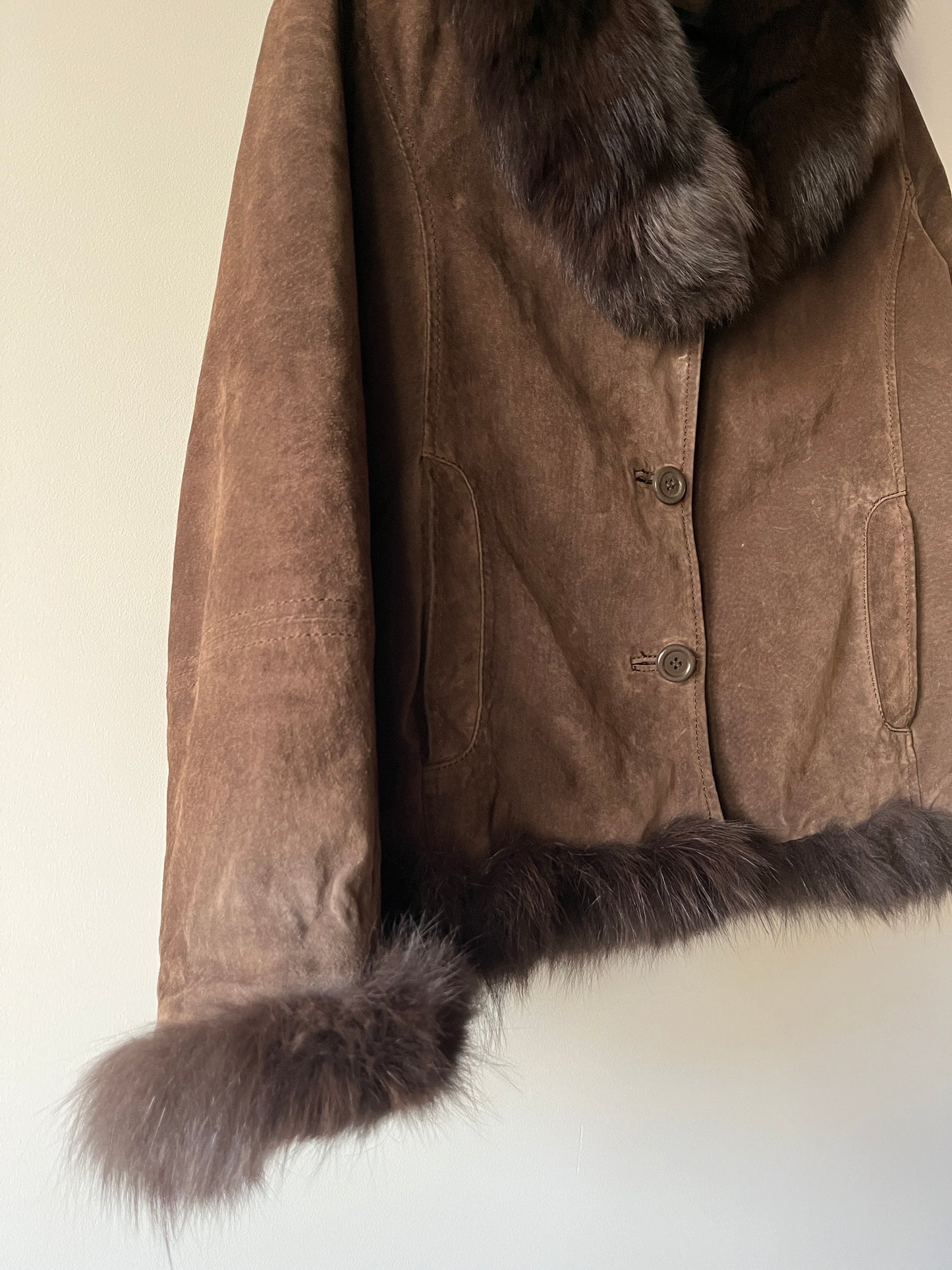 Veste en cuir avec bordures en fourrure marron