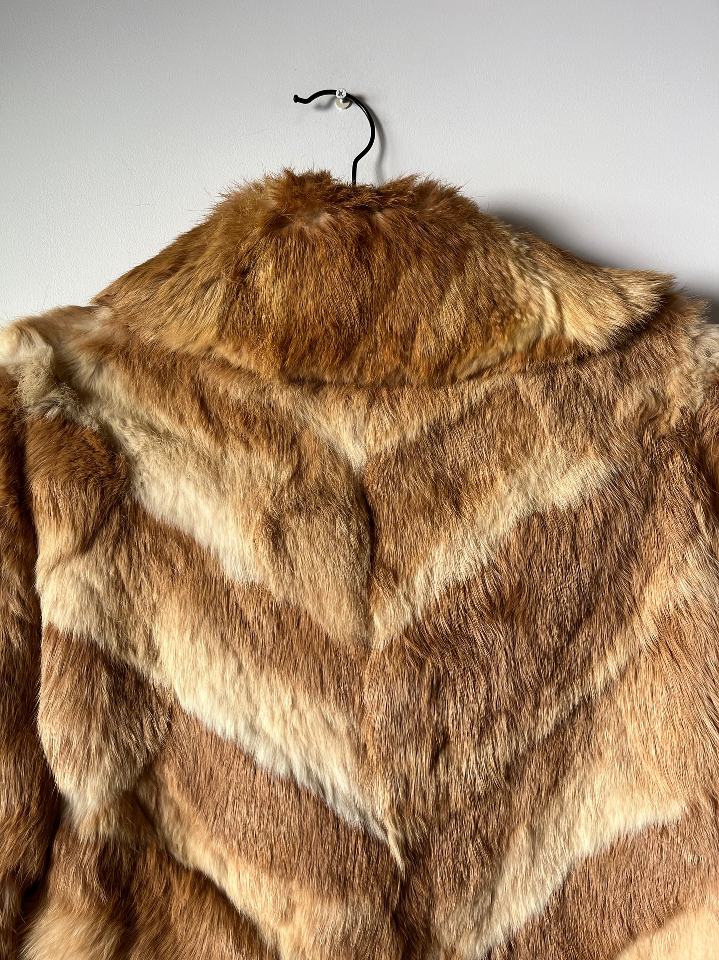 Manteau en fourrure rayé beige et blanc