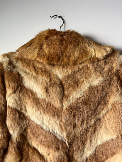 Manteau en fourrure rayé beige et blanc
