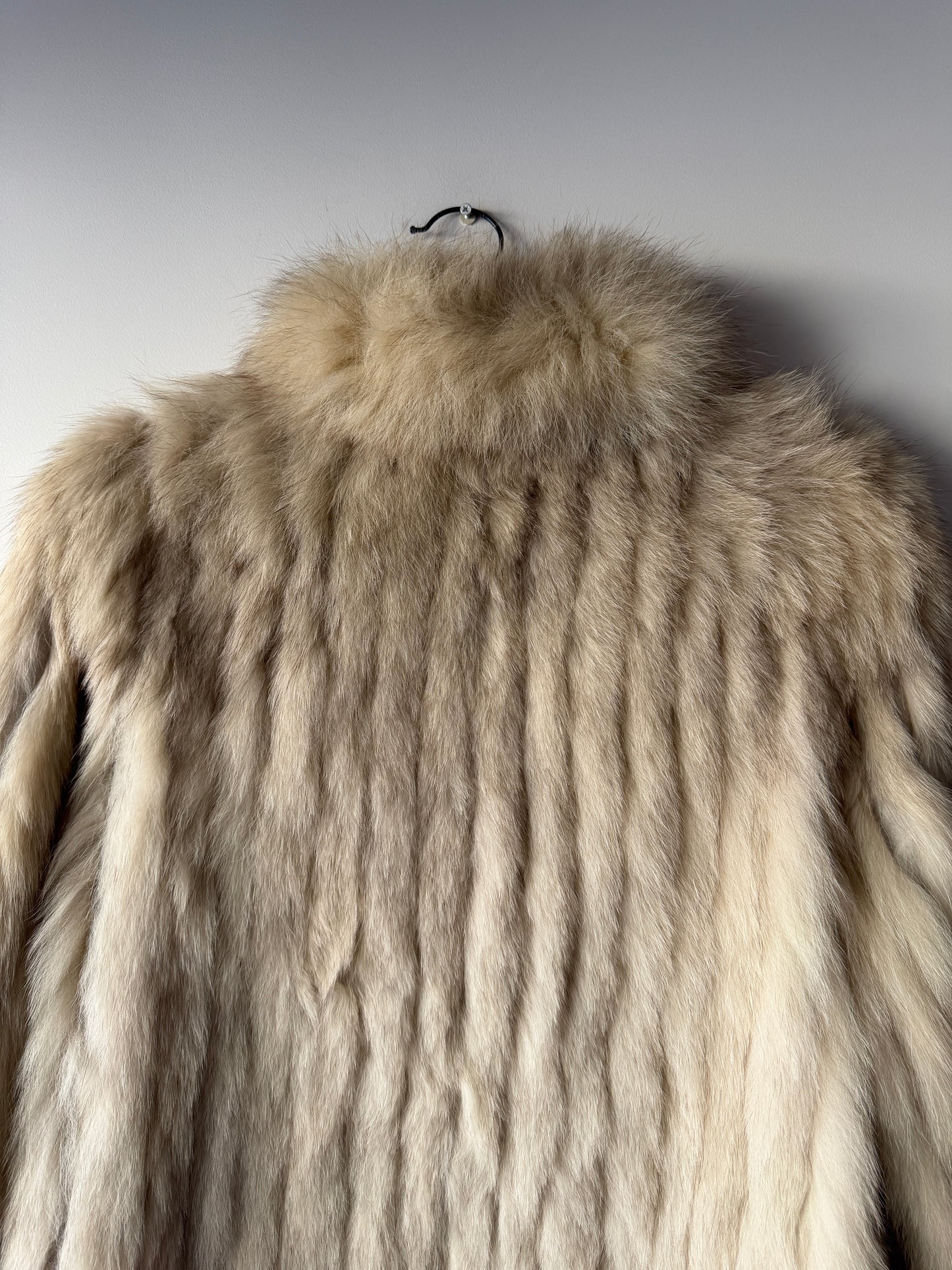 Manteau en fourrure galonné blanc