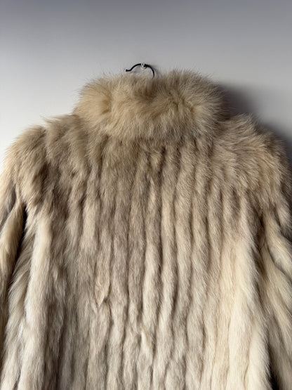 Manteau en fourrure galonné blanc