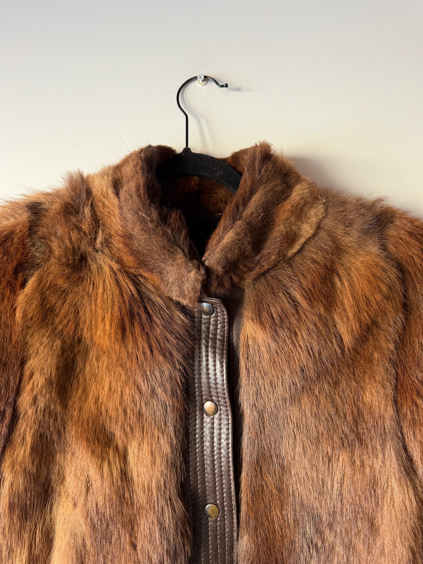 Veste en fourrure et cuir marron