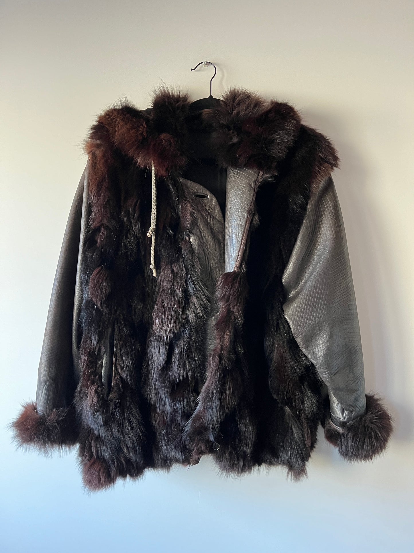 Veste en fourrure et cuir marron à capuche