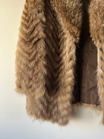 Manteau en fourrure galonné marron