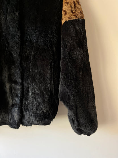 Veste en fourrure noire et léopard