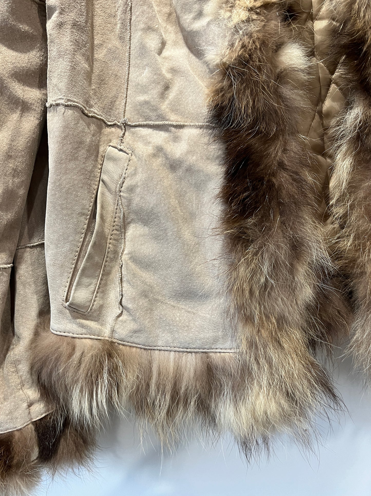 Veste en cuir beige avec bordures en fourrure