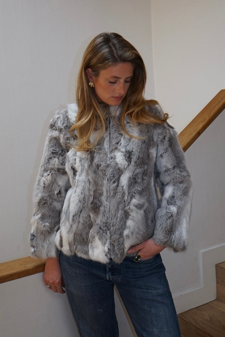 Veste en fourrure grise et blanche