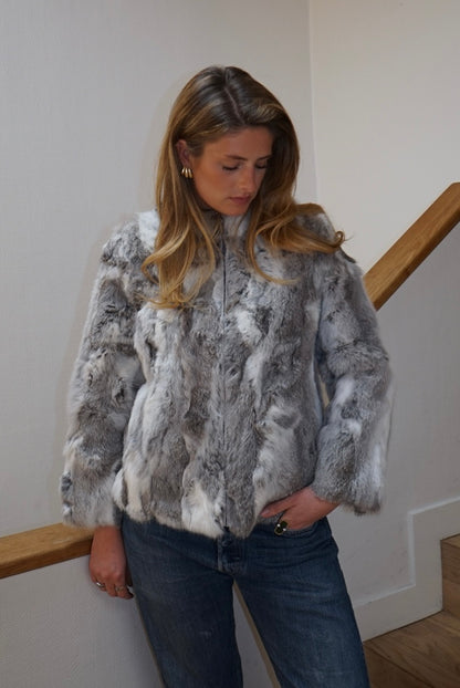 Veste en fourrure grise et blanche