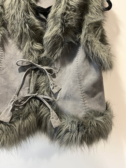 Gilet gris avec bordures en fausse fourrure