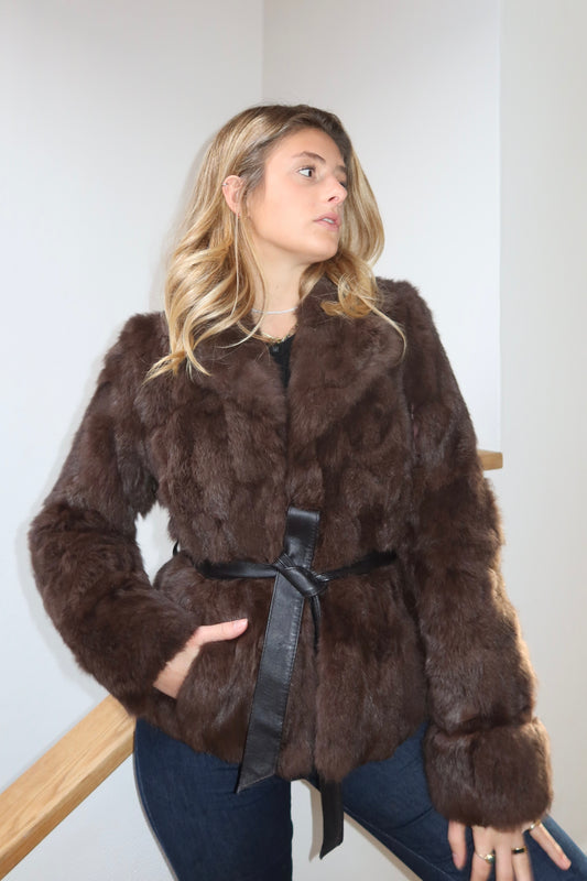 Manteau en fourrure marron ceinturé