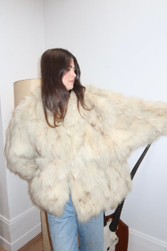 Manteau en fourrure blanc manches chauve-souris