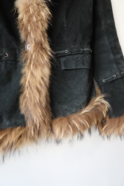 Veste en cuir noir avec bordures en fourrure