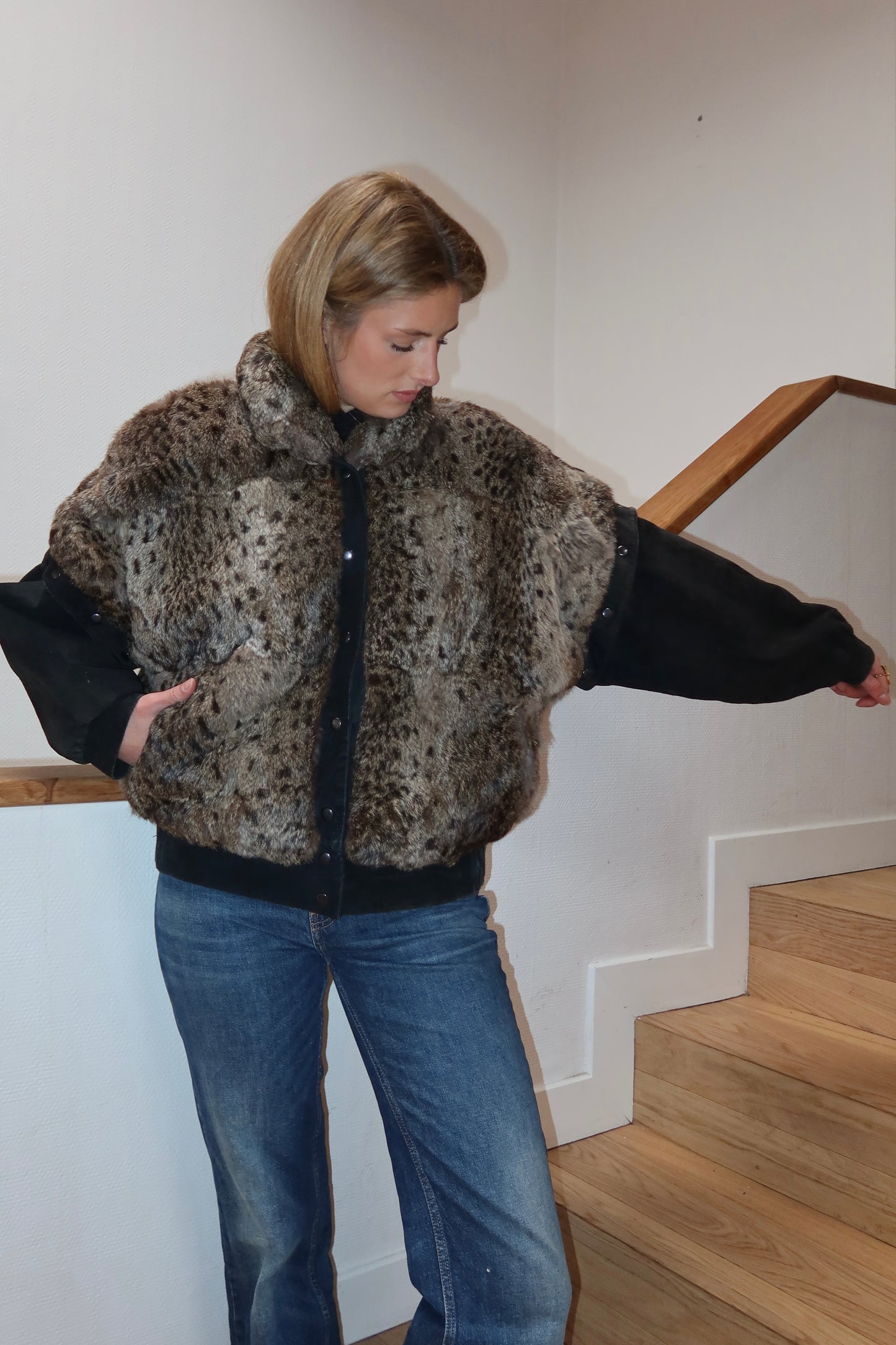 Veste en fourrure imprimée et cuir noir