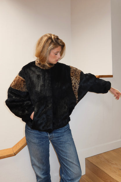 Veste en fourrure noire et léopard
