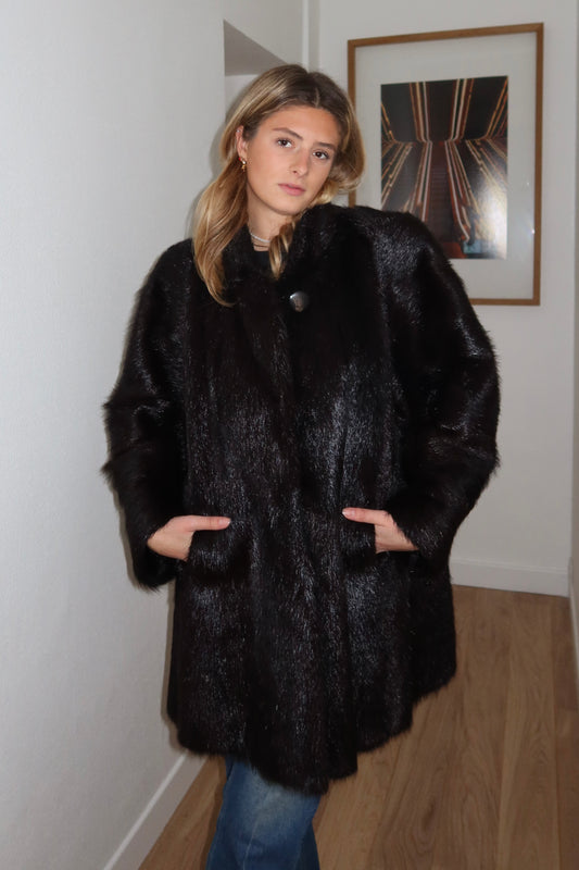 Manteau en fourrure marron foncé