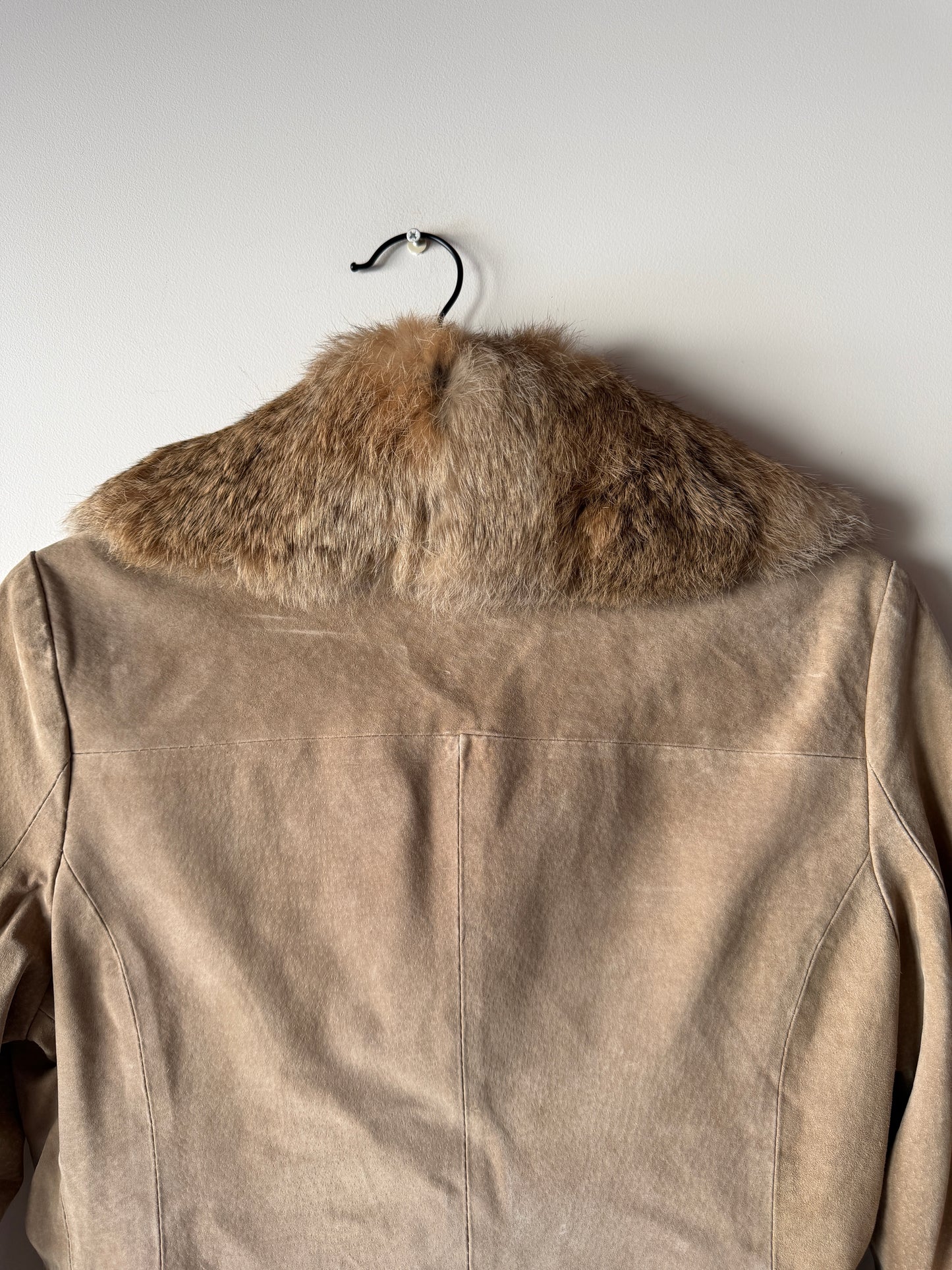 Veste en cuir beige avec bordures en fourrure